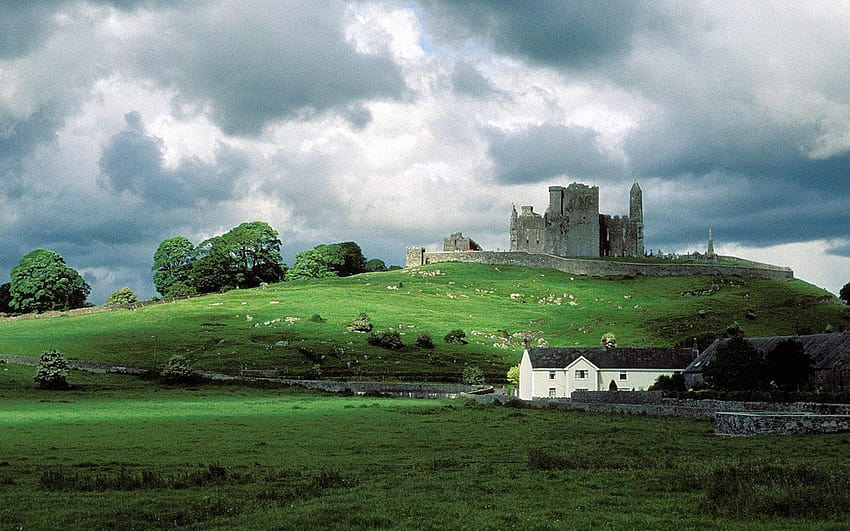 Với hình nền Rock of Cashel Castle, bạn sẽ được đưa vào một chuyến phiêu lưu trong lịch sử Ireland. Tòa lâu đài cứng cáp và ngoạn mục cùng với phong cảnh đồi núi xung quanh sẽ làm nổi bật máy tính của bạn.
