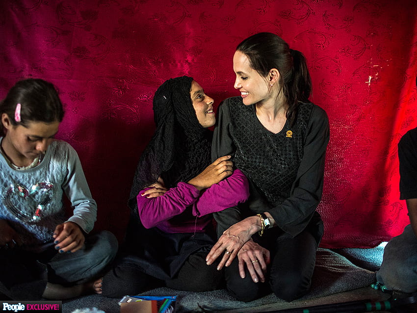 Angelina Jolie Pitt bringt Tochter Shiloh auf Flüchtlingsreise in den Libanon HD-Hintergrundbild