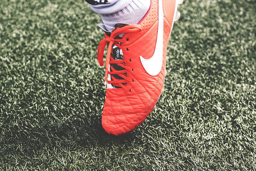 : Nike, siyah, kırmızı, yeşil, Spor ayakkabı, pembe, bahar, renk, çiçek, bacak, çim, Futbol ayakkabısı 5184x3456 HD duvar kağıdı