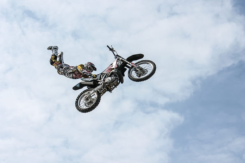 Motocyklista wykonujący akrobacje w powietrzu · Stock, kaskader Tapeta HD