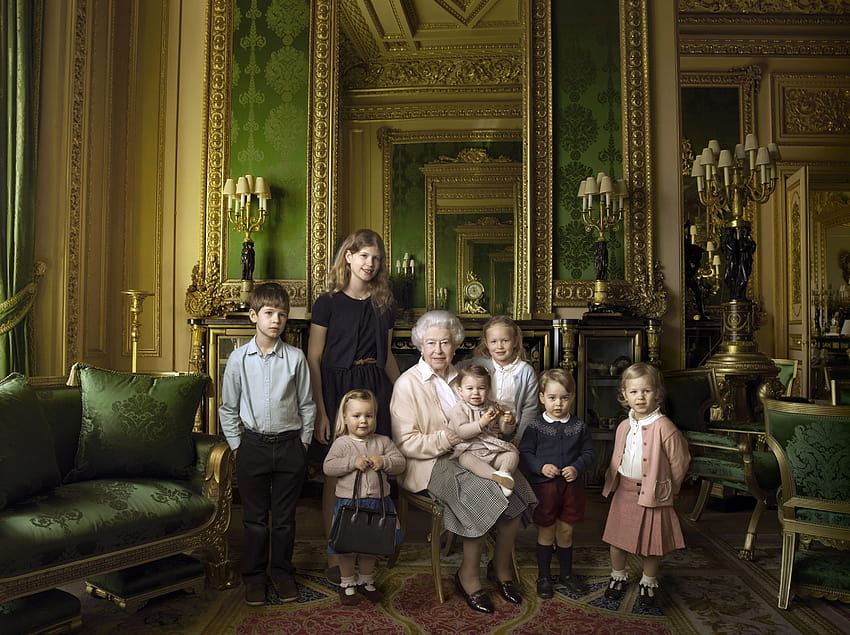 Annie Leibovitz Show Relaxed Queen and Little Royals HD wallpaper