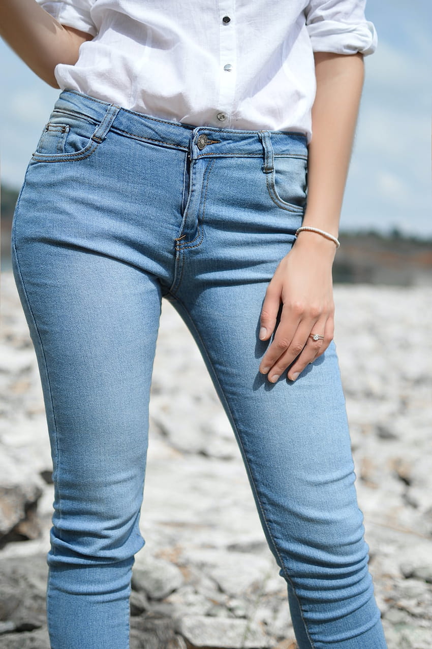 donna in piedi che indossa jeans e top bianco – Moda su, donne e blue jeans Sfondo del telefono HD