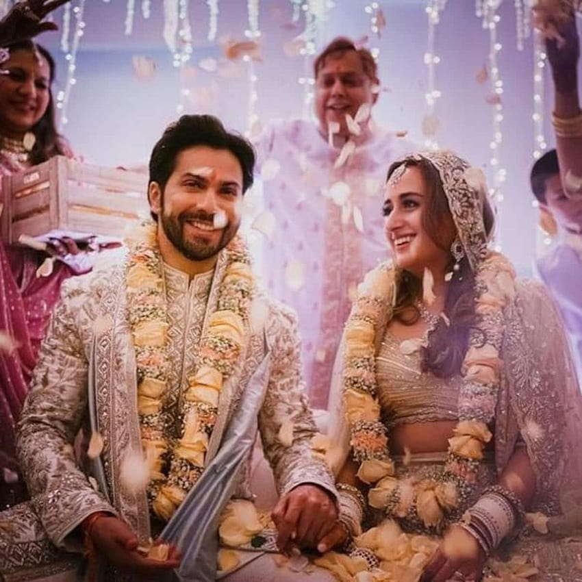 Varun Dhawan과 Natasha Dalal 결혼식: 신혼 부부 HD 전화 배경 화면