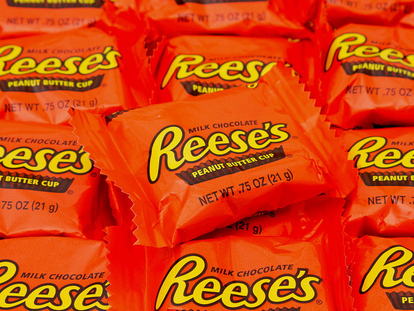 Hershey está tratando de aumentar las ventas mediante la venta de Reese's Cups, que son tazas de mantequilla de maní reeses. fondo de pantalla