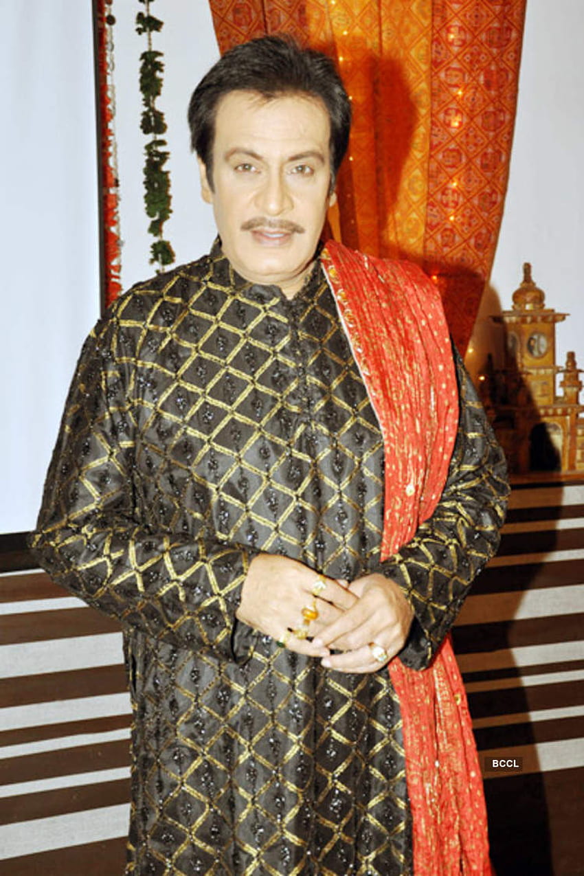 Дийпак Парашар на партито по откриването на телевизионното шоу „Neem Neem Shahad Shahad“ в Джурасик парк, Мумбай на 10 август 2011 г. HD тапет за телефон