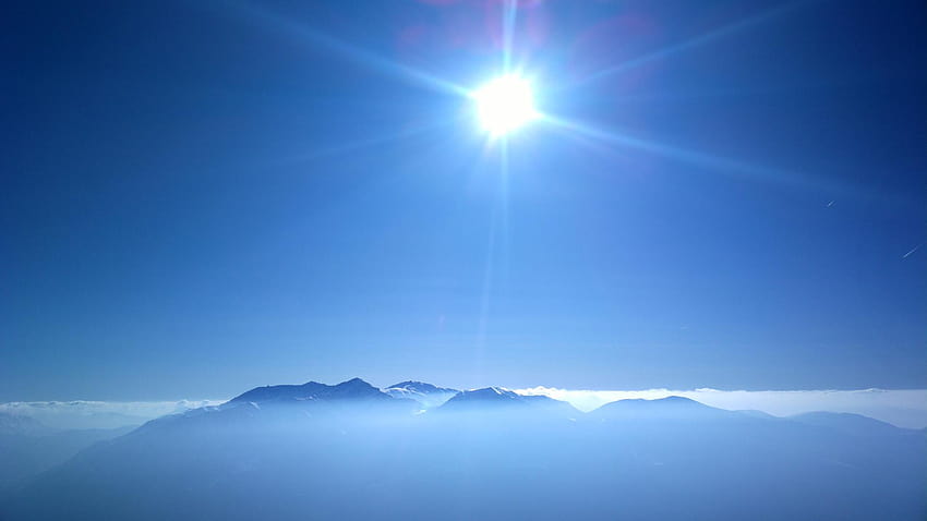 Lumière du soleil Nuages ​​Montagne Bleu ciel brume, montagnes bleues et nuages Fond d'écran HD