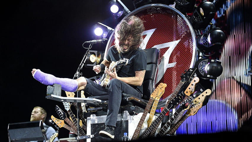 Yaralı Dave Grohl tahtta performans sergiliyor, dave grohl gitar çalıyor HD duvar kağıdı