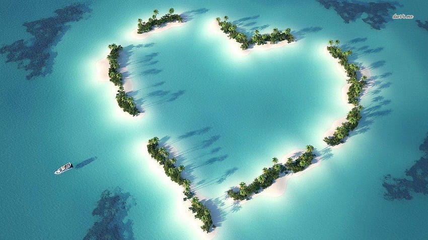 Wyspa w kształcie serca, widok z lotu ptaka na tropikalną wyspę w kształcie serca Tapeta HD