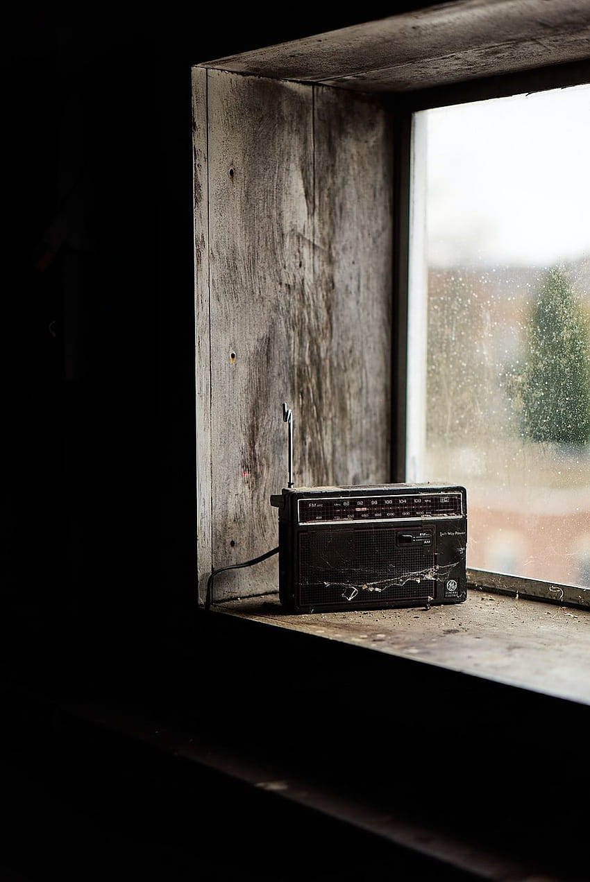 Schwarzes Boombox-Radio auf dem oberen Fenster ..., altes Radio HD-Handy-Hintergrundbild