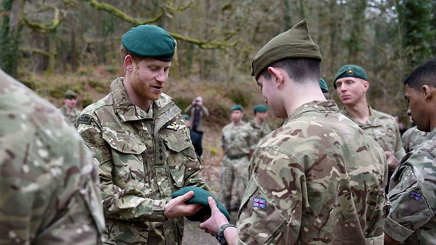 Prinz Harry überreicht Royal Marines grüne Baskenmützen HD-Hintergrundbild