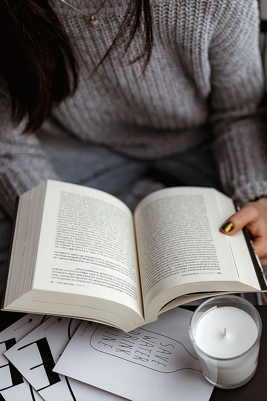 : Жена в пуловер чете книга, четене, четец, женски книги HD тапет за телефон