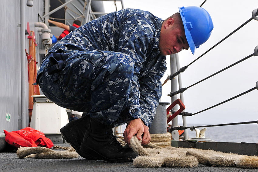 File: Stati Uniti Ethan Elks, apprendista marinaio della Marina, assegnato alla USS Simpson FFG 56 guidata Sfondo HD