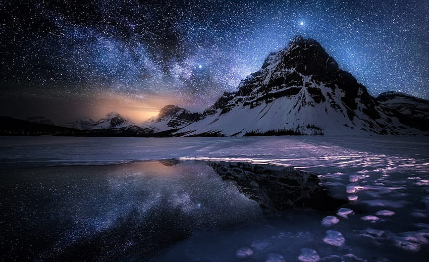 Đêm đông núi đầy băng giá và tuyết phủ sẽ khiến bạn cảm thấy tuyệt vời. Các cảnh quan rực rỡ màu sắc sẽ làm cho bạn muốn khám phá và tìm hiểu hơn nữa. Hãy cùng chiêm ngưỡng những bức ảnh đẹp tuyệt vời trong đêm đông núi.