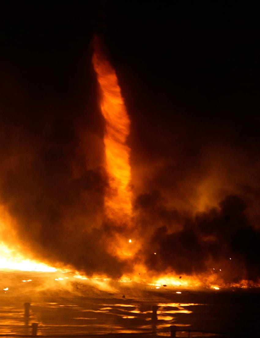 Tornado di fuoco visto girare sopra l'Ungheria, vortice di fuoco Sfondo del telefono HD