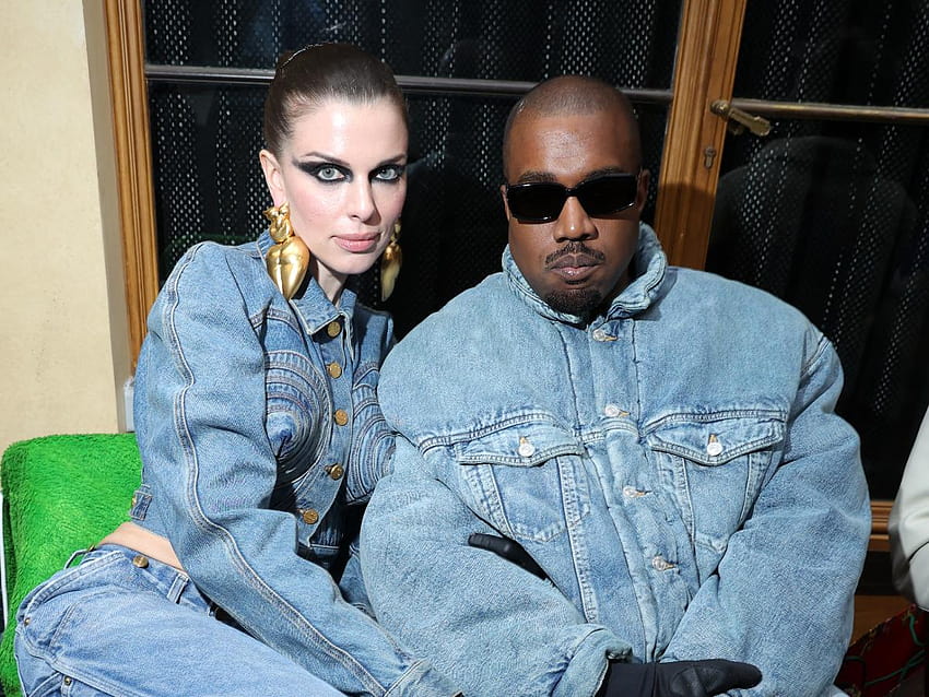 : Kanye West e Julia Fox fanno il loro debutto sul red carpet abbinando abiti in denim alla settimana della moda di Parigi Sfondo HD