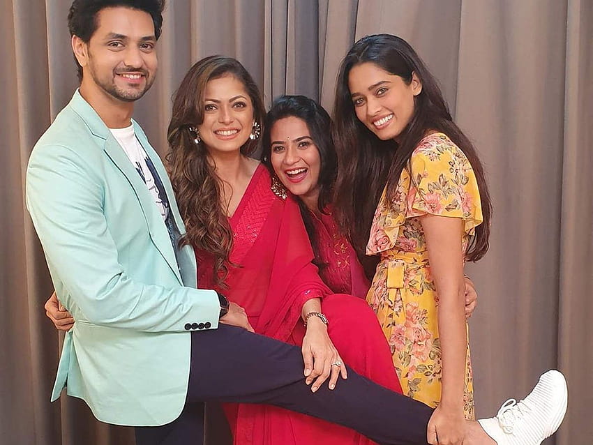 Silsila Badalte Rishton Ka 배우 Drashti Dhami, Aditi Sharma 및 Shakti Arora가 재결합합니다. 행복을 위한 포즈 HD 월페이퍼