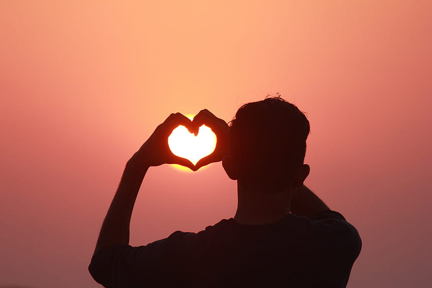 Człowiek wykonujący gest serca rękami o zachodzie słońca · , ręce robiące serce Tapeta HD