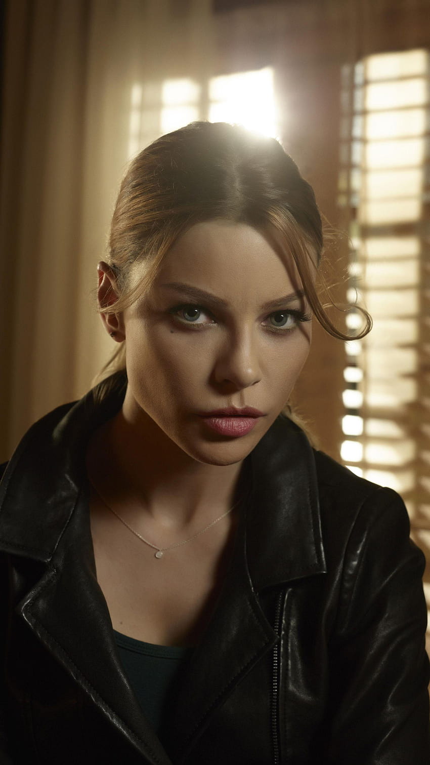 2160x3840 Chloe Decker als Lauren German in Lucifer Sony Xperia X,XZ HD-Handy-Hintergrundbild
