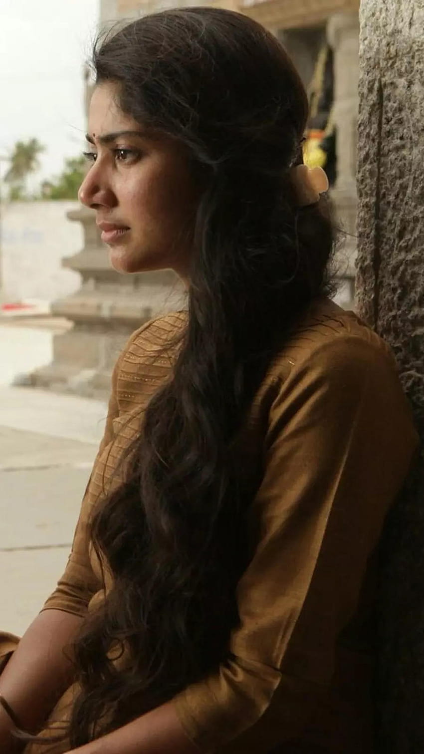 8 denkwürdige Rollen der Love Story-Schauspielerin Sai Pallavi, Sai Pallavi Sad HD-Handy-Hintergrundbild