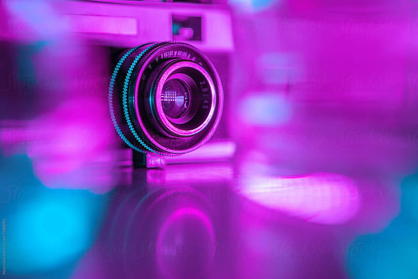 Antigua cámara retro bajo coloridas luces de neón de Wizemark, cámara de neón fondo de pantalla