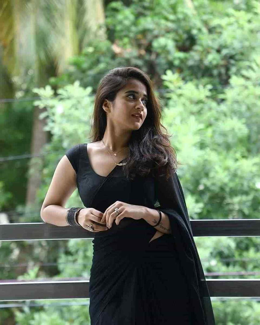 ความงามในชุดดำ DeepthiSunaina ดูร้อนแรงในชุดส่าหรีสีดำ Deepthi Sunaina วอลล์เปเปอร์โทรศัพท์ HD