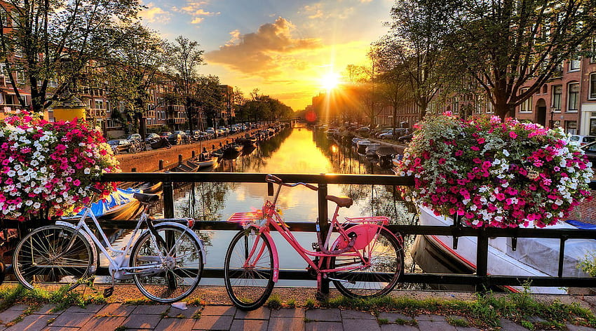 Bình minh thành phố Amsterdam là điều không thể bỏ qua khi đến đây. Với ánh sáng tự nhiên, màu sắc đầy tinh tế và sự lặng lẽ của dòng sông, bình minh ở Amsterdam đảm bảo sẽ là trải nghiệm đáng nhớ trong chuyến đi của bạn.