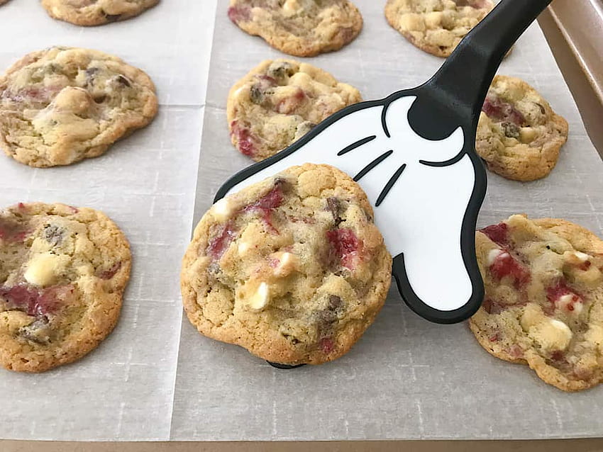 Biscotti con gocce di cioccolato bianco al lampone di Disneyland Sfondo HD