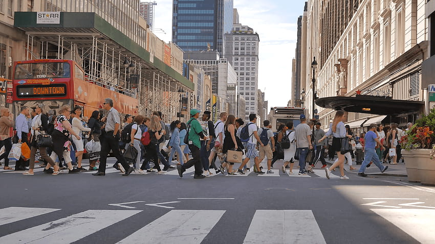 zatłoczona ulica miasta w Nowym Jorku. ludzie chodzący tła , uliczne tła Tapeta HD