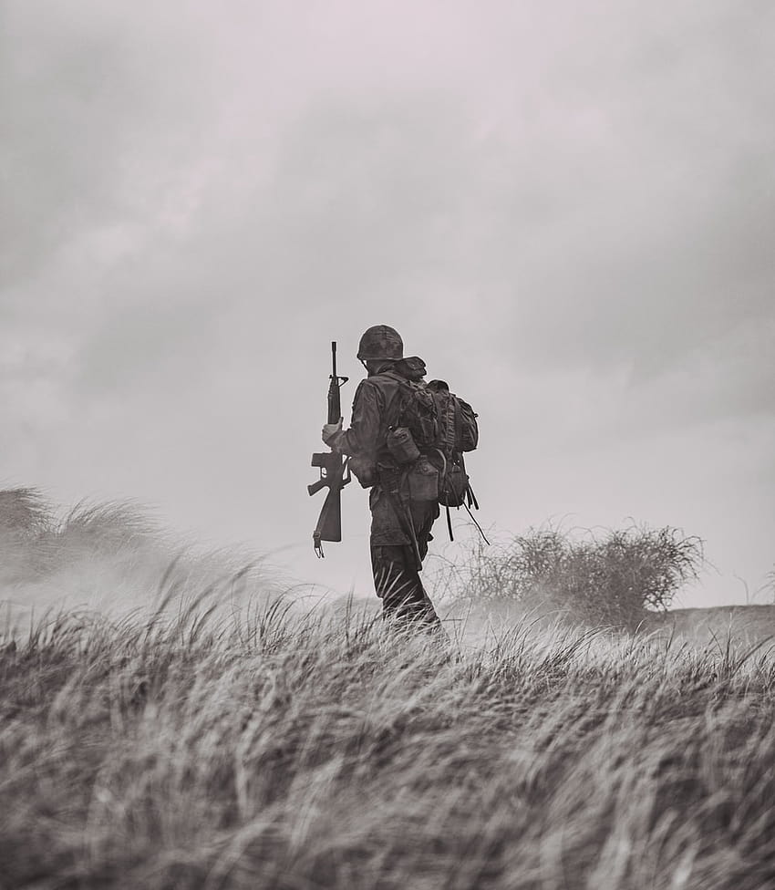 skala szarości przedstawiająca mężczyznę w czarnej kurtce i spodniach trzymającego karabin – Grey, armia dp Tapeta na telefon HD