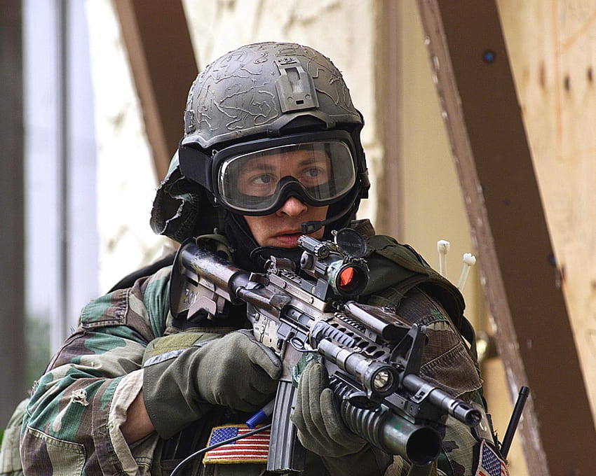 Un membre des forces spéciales américaines se prépare à franchir une porte d'entrée pendant l'entraînement CQB. Fort Bragg, Caroline du Nord 1999 [2160×1728] : r/MilitaryPorn, membres des forces spéciales Fond d'écran HD