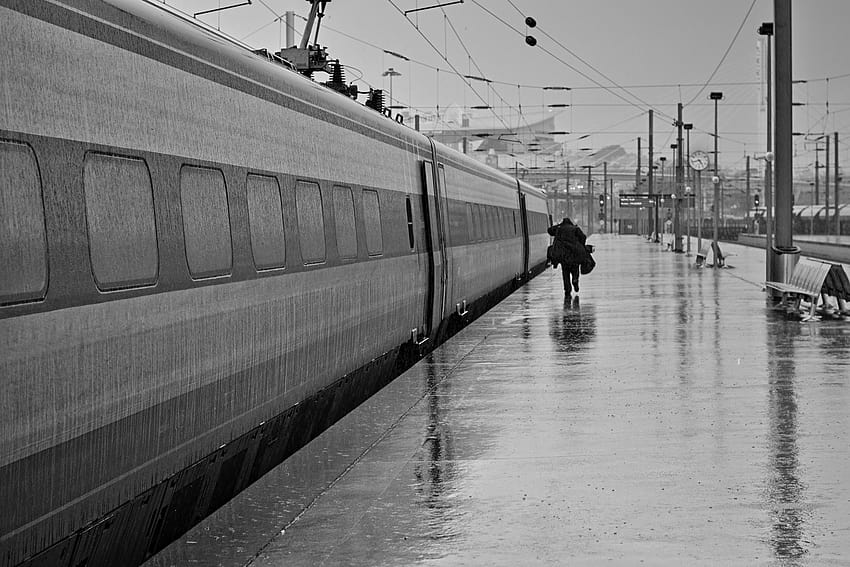 Tren de la estación de lluvia en blanco y negro, viajando en tren fondo de pantalla