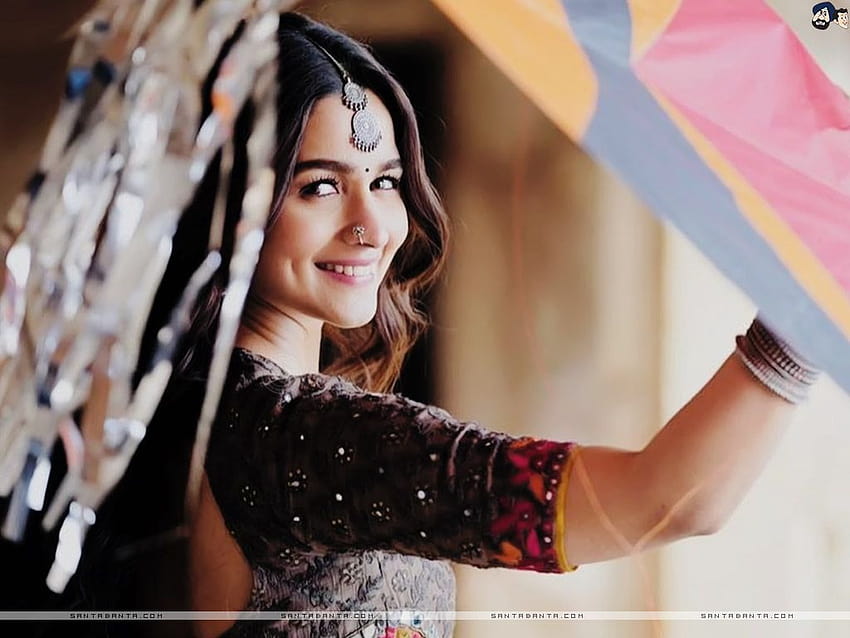 Alia Bhatt membunuh dengan senyumnya yang menular dalam tampilan tradisional, ekspresi alia bhatt Wallpaper HD
