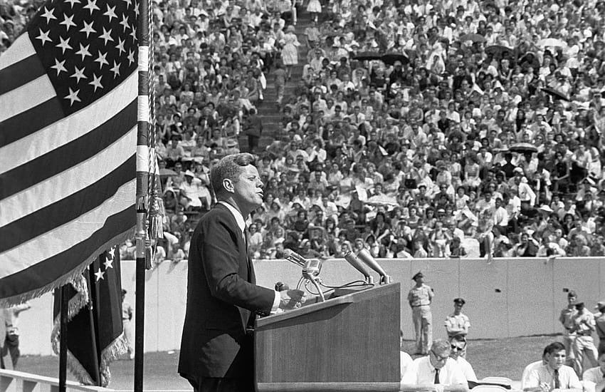 През 1962 г. президентът Кенеди произнася реч, която се разраства по повод годишнината на jfk HD тапет