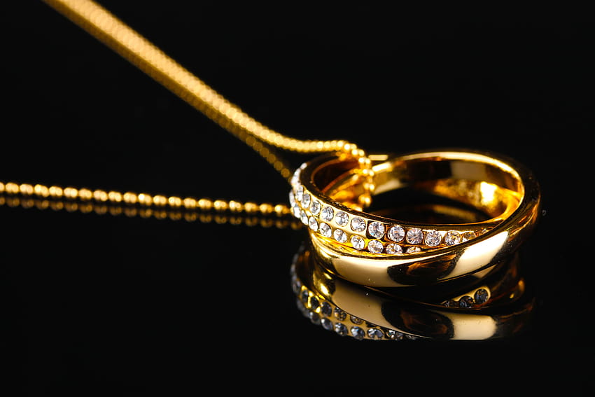 Gioielli anello d'oro su una catena, catena di diamanti Sfondo HD