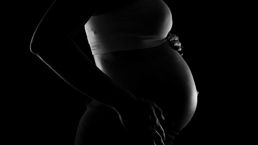 妊娠中の女性が赤ちゃんを失った後に警察を訴え、警官が踏みつけたと言います, 女性の妊娠中の腹 高画質の壁紙