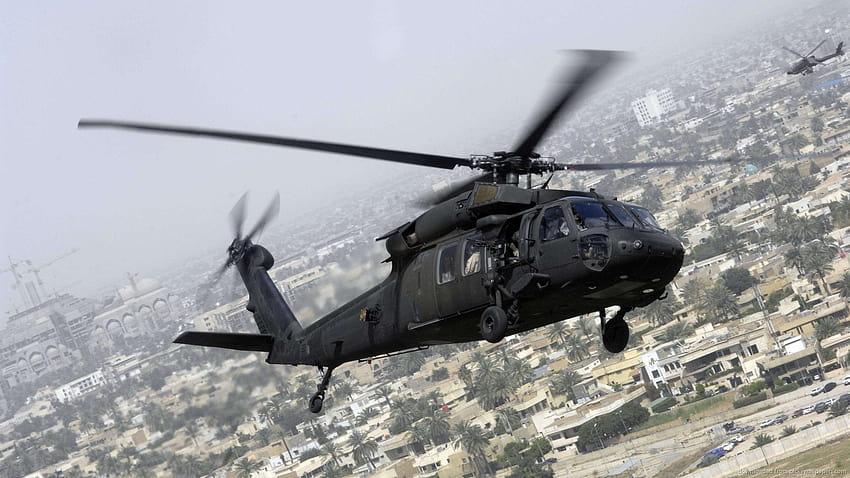1600x900 Sikorsky UH 60 Black Hawk lecący nad miastem [1600x900] na telefon komórkowy i tablet Tapeta HD
