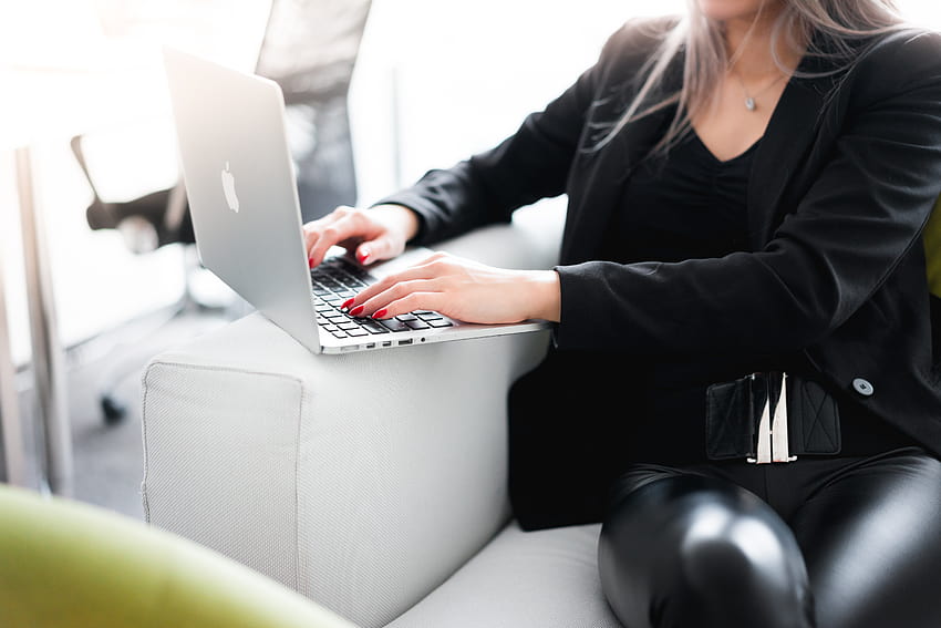 Бизнес жена, работеща върху своя лаптоп, жени, използващи лаптоп HD тапет