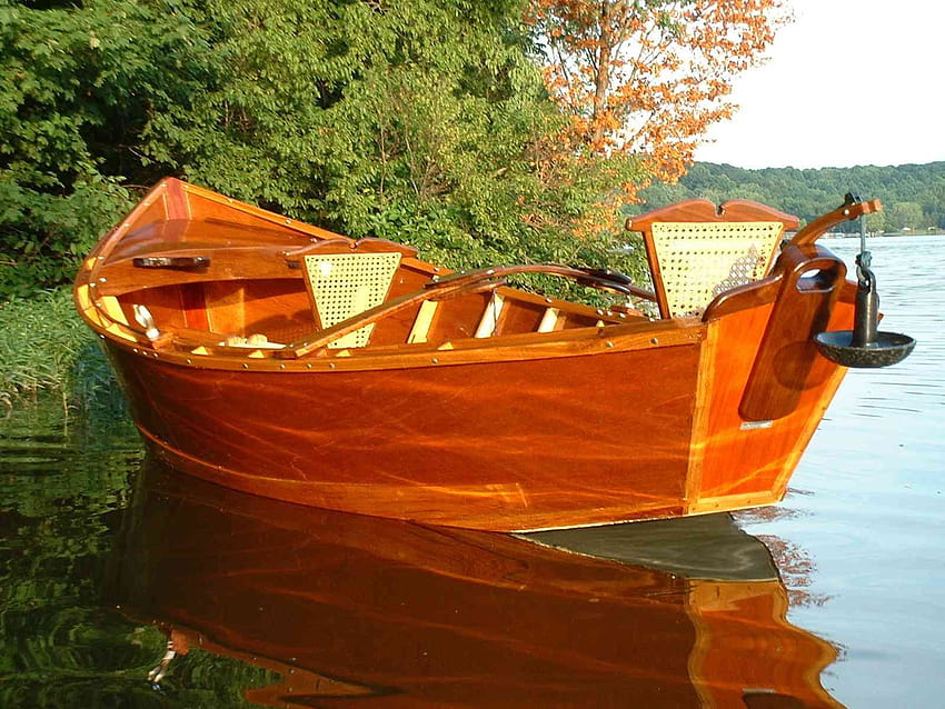 Costruzione di una barca da pesca a mosca in legno, barca di legno nel fiume Sfondo HD
