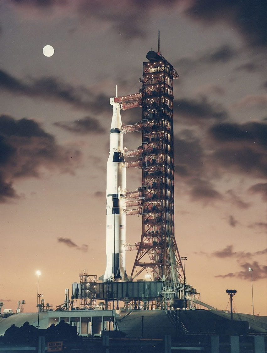 A rakieta Saturn V na platformie startowej w listopadzie 1967r., saturn v iphone Tapeta na telefon HD