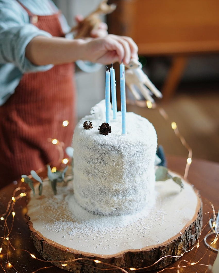 puncak kue unicorn putih di atas kue putih dengan empat lilin biru, kue wallpaper ponsel HD