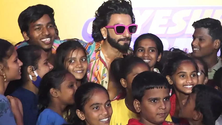 Ranveer Singh gagne les cœurs et danse avec des enfants défavorisés lors de la projection spéciale de 'Jayeshbhai Jordaar' Fond d'écran HD
