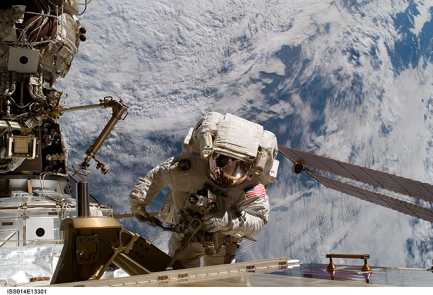 Сунита Уилямс на космическа разходка HD тапет