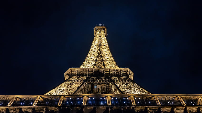 Torre Eiffel, París, Francia, oscuro, noche, luces, gráfico de ángulo bajo, mundo fondo de pantalla