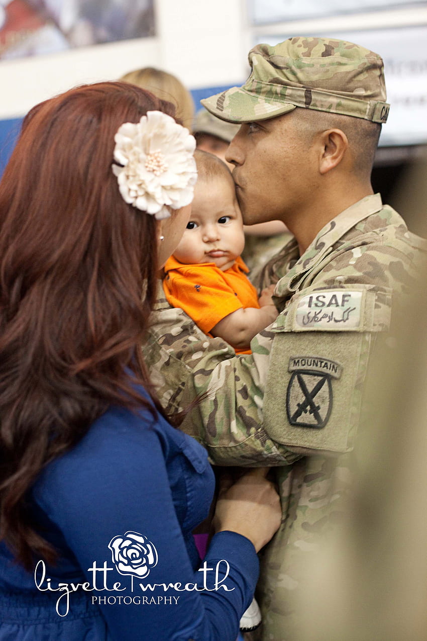 1년 간의 파병을 마치고 집으로 돌아온 날 처음으로 4개월 된 아기를 만난 군인… HD 전화 배경 화면