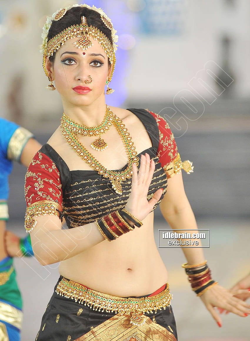 Индия: Тамана показва горещия си пъп и талия в танцова рокля HD тапет за телефон