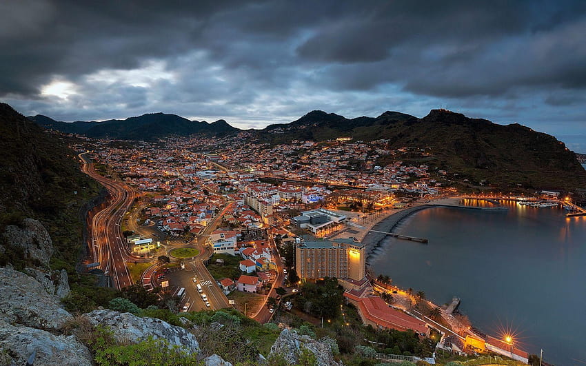 Madeira, Machico Körfezi, Akşam, dağlar, sahil HD duvar kağıdı