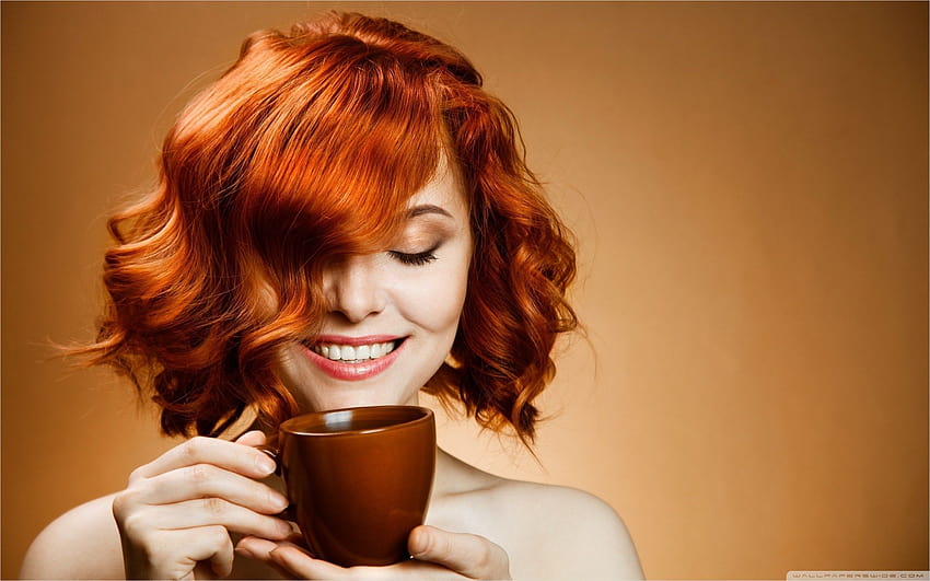 Rudowłosa kobieta pije kawę Tapeta HD