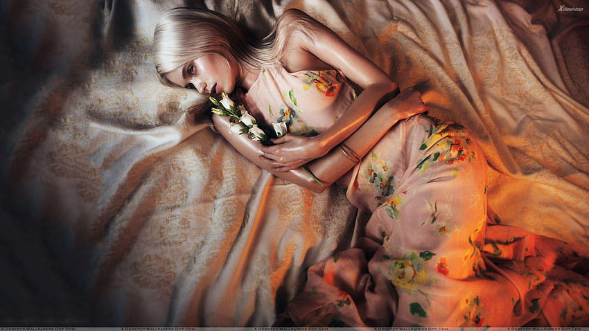 Abbey Lee Kershaw – Лежане на легло в цветна рокля HD тапет