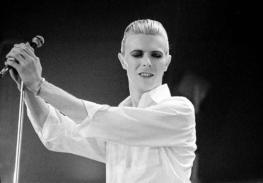David Bowie actúa en el escenario como Thin White Duke, el delgado duque blanco fondo de pantalla