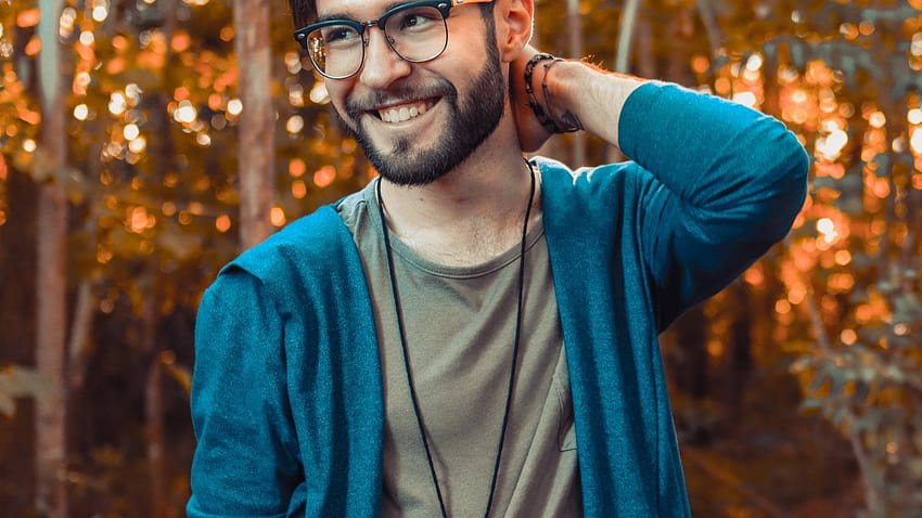 1366x768 Man, Smiling, Glasses, Necklace, Fashion, Style, Happy for Laptop,Notebook, happy men HD wallpaper
